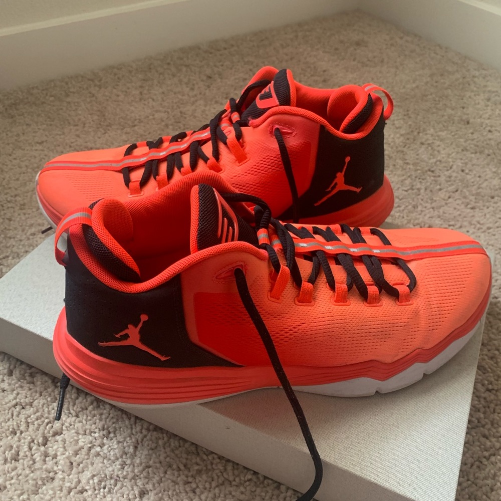 Good condition CP3 Jordan sneakers. Men’s US 9.5